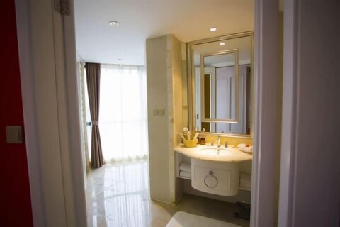 Malata Carrey International Hotel (Wuhan Textile University tanxinpei Park Subway)