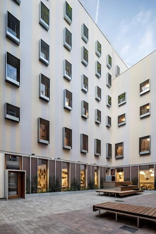 스튜던트 온리 - 유니해빗 시우타트 벨라, 바르셀로나