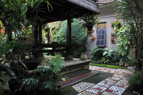 투산타 우붓, 트리슐라 컬렉션