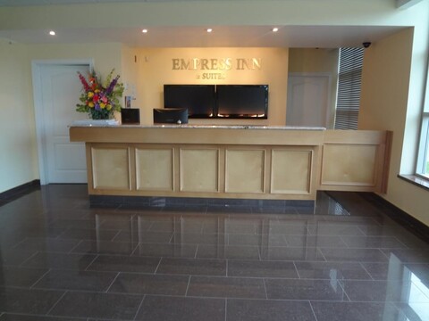 엠프레스 인 & 스위트 - 폭포 인근에 위치