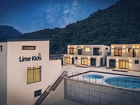 Lime Kids Pool Villa
