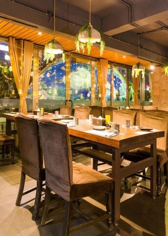 Shenzhen Jingpeng Hotel (East Gate Pedestrian Street Hubei Subway Station Branch)