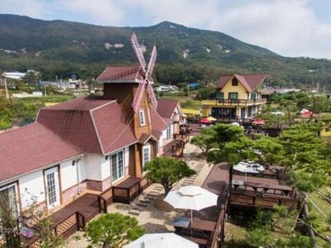 Seokmodo Windmill Village Pension
