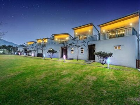 Yangpyeong The Cube Dog Pension