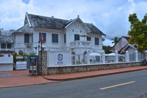 MONSANE VILLA (Centrally located, opposite the night market)