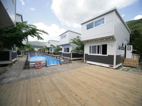 Muju Glamping & Pool Villa Caravan