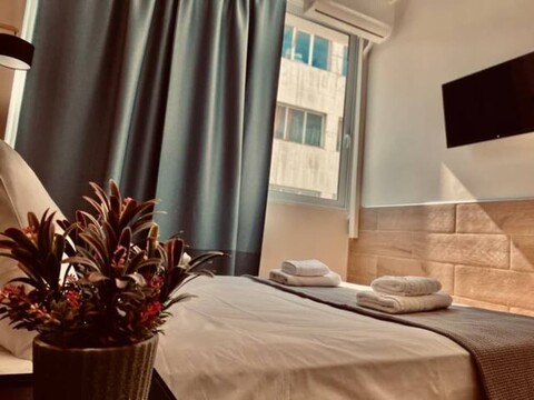 모나스티라키 306 슈퍼호스트 허브