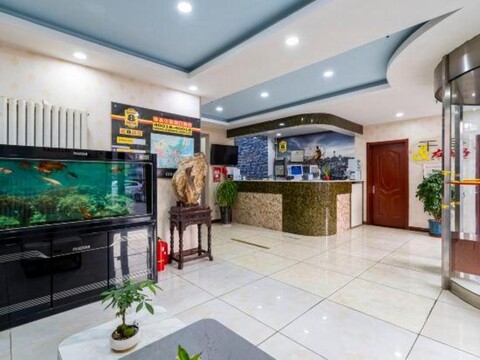 Super 8 Hotel (Beijing Liyuan Metro Station)