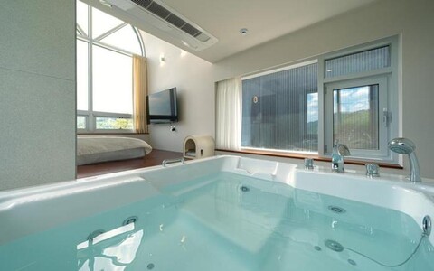 The Hill Staypool Villa