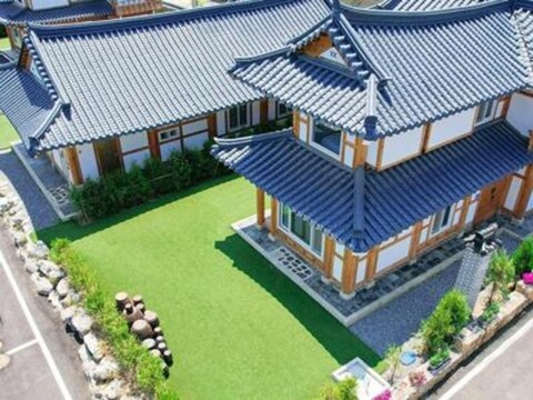 Unakchae Hanok Village