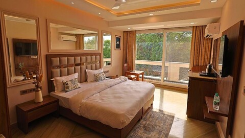 FlxHo Horizon ONE - Luxury Hotel & Residences Golf Course Road, 2 Min from 42-43 Metro Station