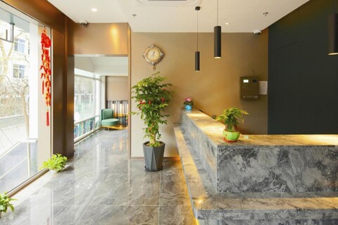 yunshangsenlin Hotel (Shanghai Chenghuangmiao Xiaonanmen Subway Station)