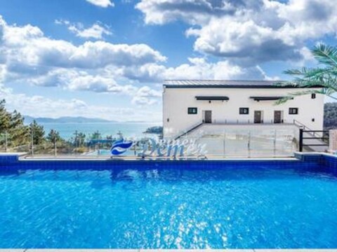 Demer Pool Villa