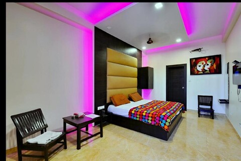 HOTEL SAMRAT IN
