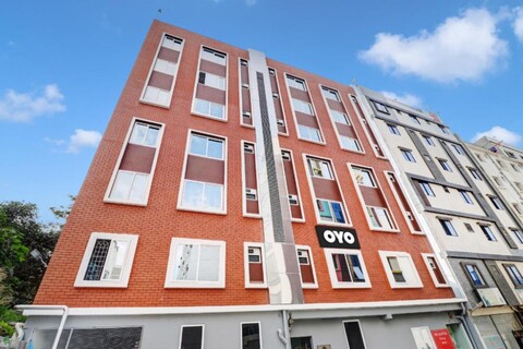 Townhouse Ecity Inn