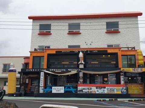 Udo White Coral Pension