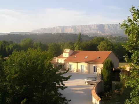 Logis Hotel & Spa Dejeunez Sous L'Arbre