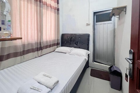 Penginapan Dheas near Bandara City Mall Mitra RedDoorz