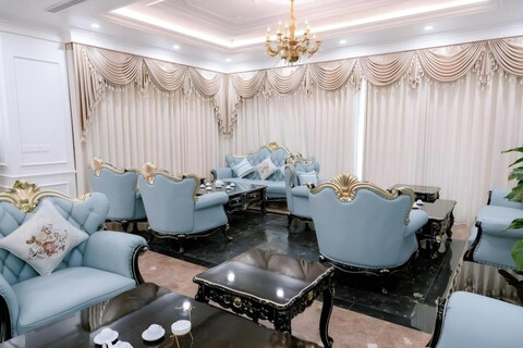 Senior Hotel
