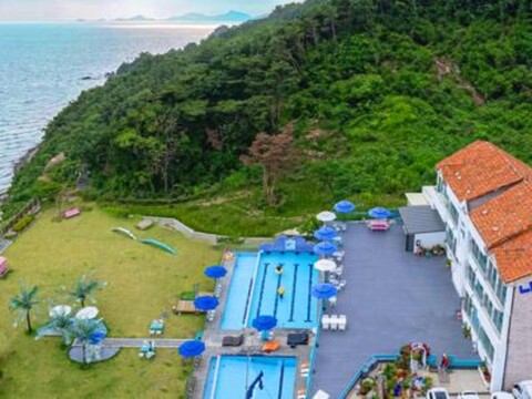 Ganghwado Naples Poolvilla Pension