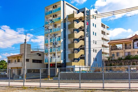 미스터 긴조 인 인 프런트 오브 칠드런 메디컬 케어 센터