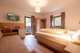 SAN PIETRO DOLOMITI Small Budget Hotel