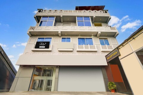 Collection O Jaipur Patrika Gate