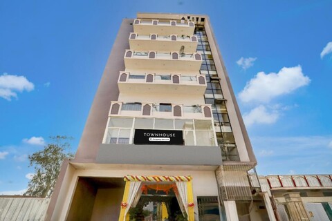 OYO Townhouse Hyderabad Gate IIT BHU Formerly RK Heights