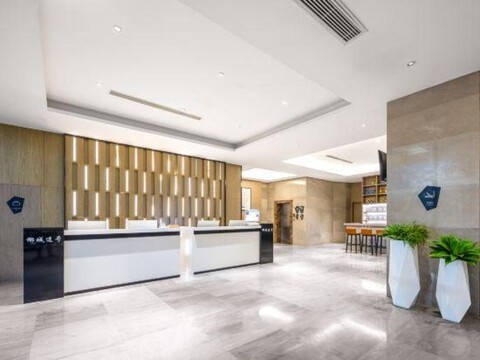 Yecheng Douhao Hotel (Haikou Yehai Avenue Zhengfa College)