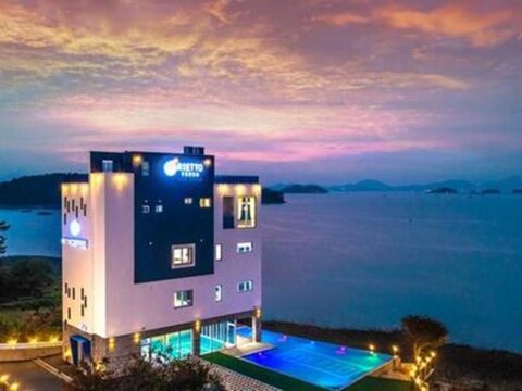 Stay Romantic Dog Pool Villa