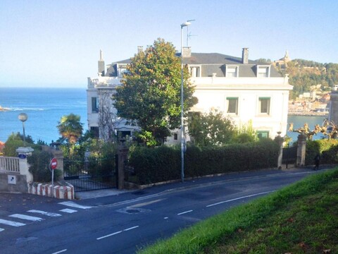 파 아웃 인 펜션