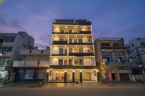 FabHotel Sky Suites Karkardooma