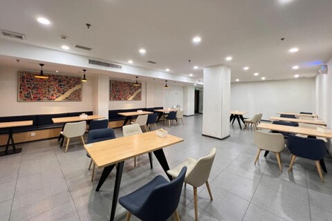 Huayi Hotel (Shanghai Dachangzhen Subway Station)