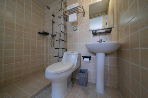 99inn Selected Hotel (Shanghai South Railway Station Luoxiu Road Subway Station)