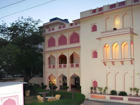 호텔 에이치 알 팰리스