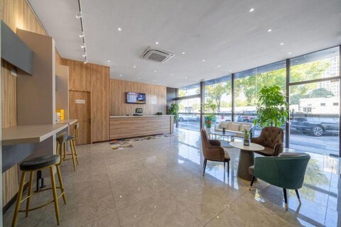 Zhibo Hotel (Shanghai Jiayi Road Subway Station)