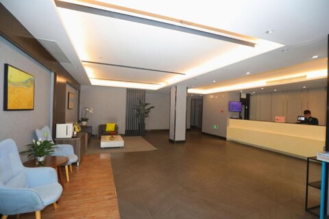 Elegance Life Hotel (Shanghai Jiangsu Road Metro Station)