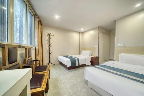 Shanghai Lixiang Hotel (Shuichan Road Subway Station)