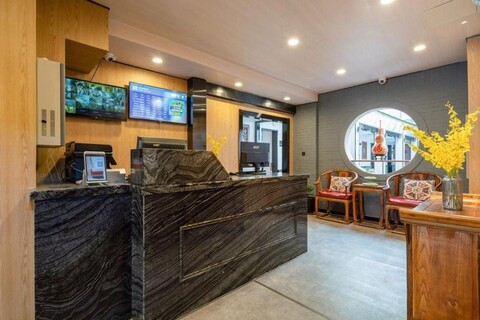 East sacred culture hotel (Lama Temple and San Li Tun)