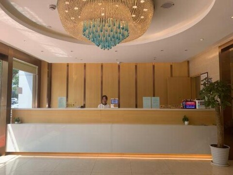 Baotai Business Hotel (Shanghai Wusong International Cruise Terminal Songbin Road Subway Station)