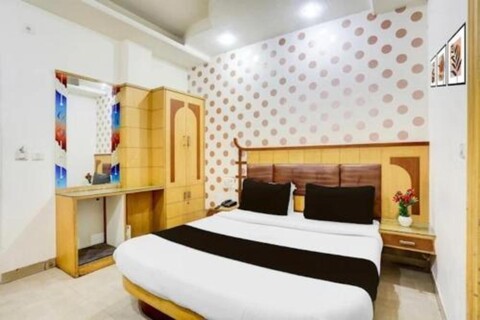 Le ALFANSO BY AZAD RAM Main Road