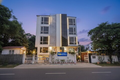 팹호텔 마린, 무역 시설 센터 앞