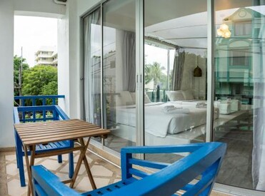 Meow Cat Cafe & Hotel