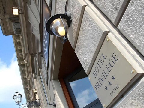 더 소네토 호텔 피아자 산타 크로체, 손더