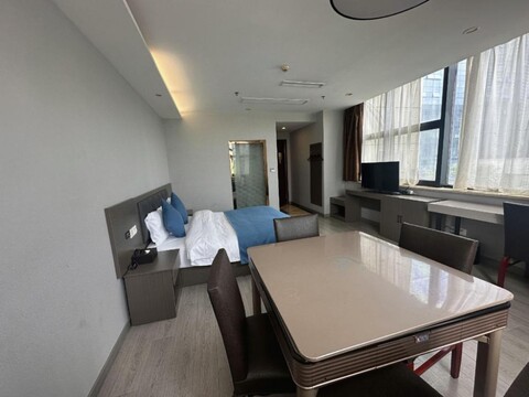 Qianxi Hotel (Zhangjiagang City Center Shopping Park)