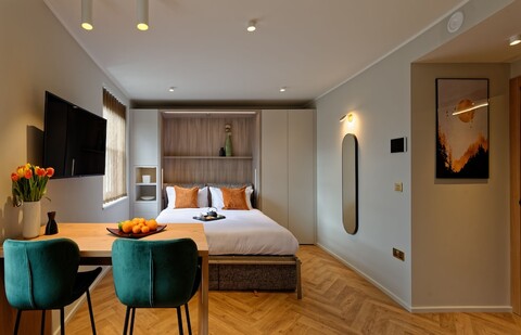 사우스 켄싱턴 스튜디오, 디몬트리오 제공