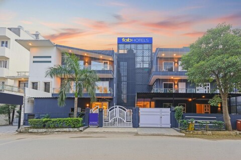 FabHotel The Runner - Near Galleria Market
