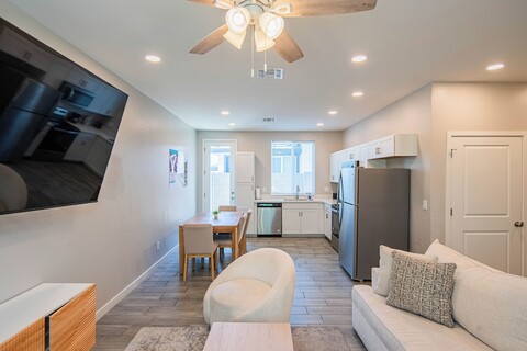 더 원 럭셔리 스테이, 수영장과 체육관 있음