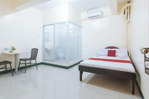 RedDoorz @ Western Bicutan Transients Inn