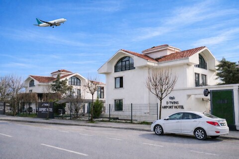 디 트윈스 에어포트 호텔